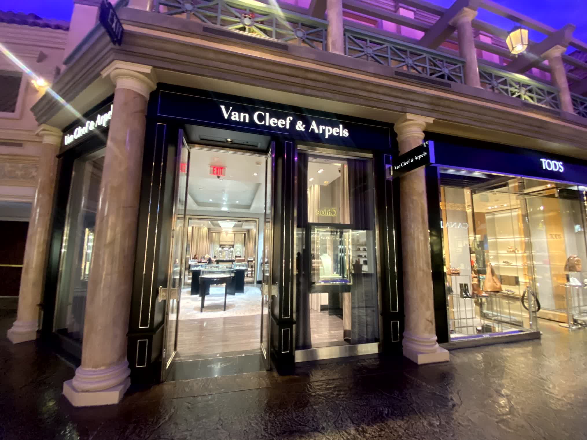 Van Cleef & Arpels Store Window Display at The Forum in Ceasar's Palace ...